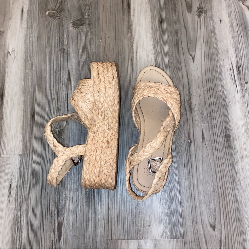 URBAN OUTFITTERS platform sandal